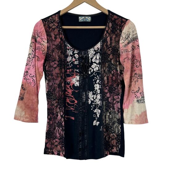 Vanilla Sugar 3/4 Sleeve Scoop Neck Lace Overlay Graphic Top Size M Y2K Grunge - Picture 1 of 6